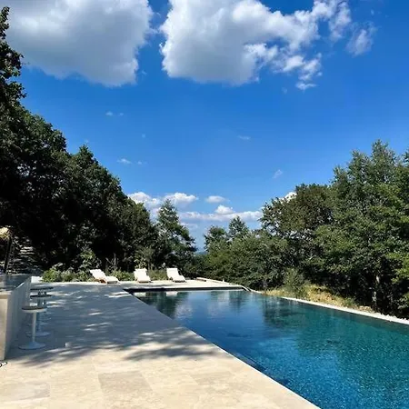 Italian Villa. Infinity Pool, Fab Views, 10 Acres.